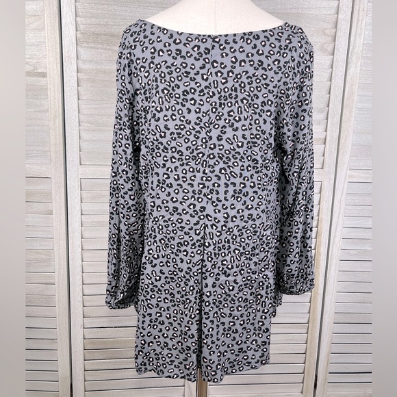 TORRID Long Sleeve Crinkle Gauze Blouse w Pleated Bottom Gray Leopard Print-0X - Picture 2 of 2